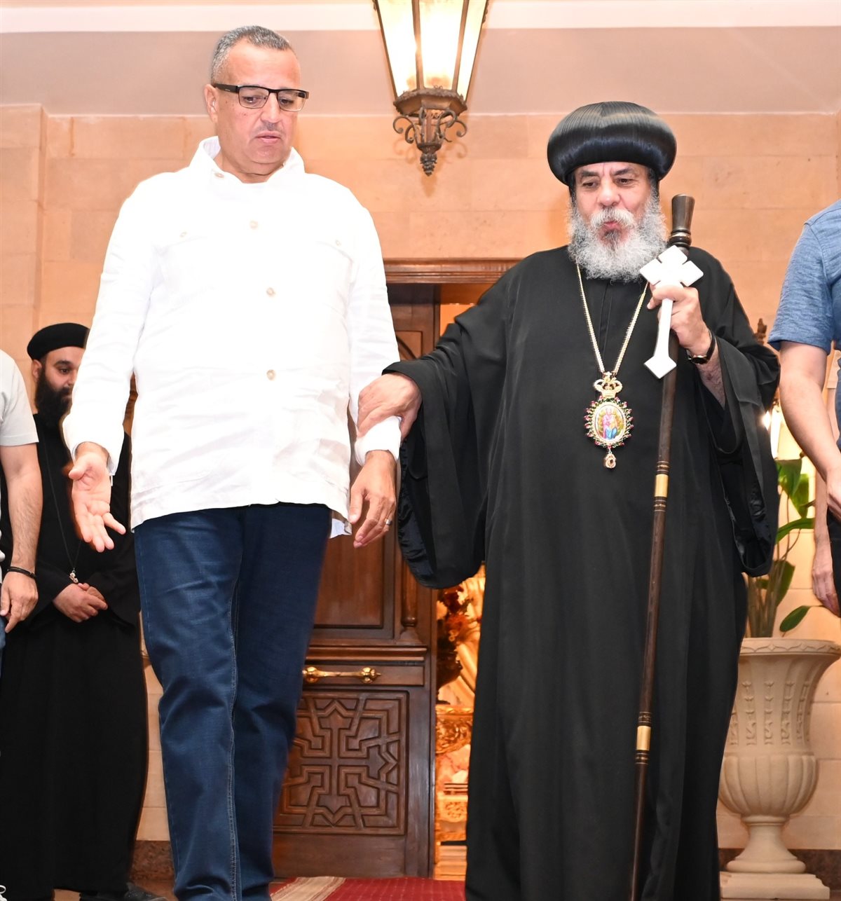 محافظ جنوب سيناء يلتقي الأنبا أبوللو بكنيسة السمائيين