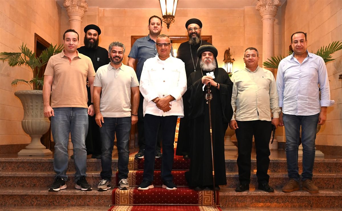 محافظ جنوب سيناء يلتقي الأنبا أبوللو بكنيسة السمائيين