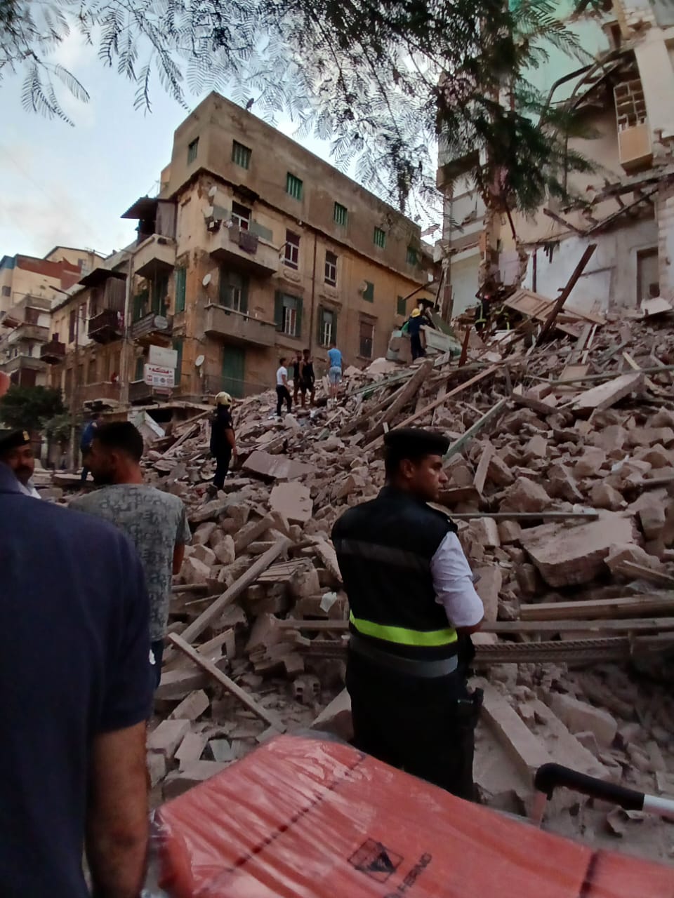 انهيار عقار مكون من 4 طوابق بمنطقة العطارين في الإسكندرية