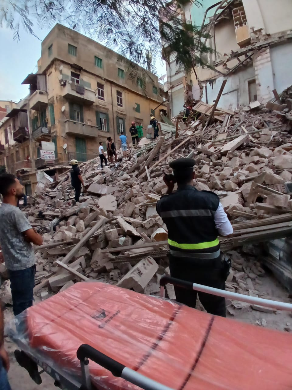 انهيار عقار مكون من 4 طوابق بمنطقة العطارين في الإسكندرية
