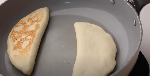 طريقة عمل المناقيش بالجبنة