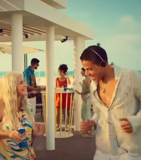 عمرو دياب يقدم إعلان بيبسي الجديد لصيف 2025 رفقة نجله عبد الله