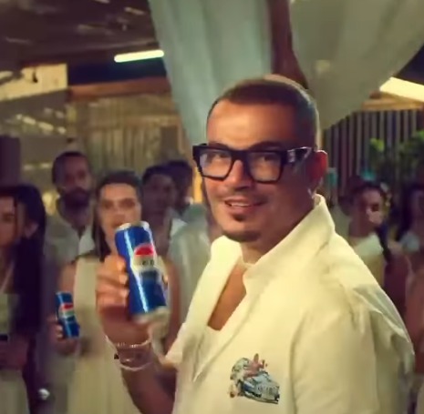 عمرو دياب يقدم إعلان بيبسي الجديد لصيف 2025 رفقة نجله عبد الله