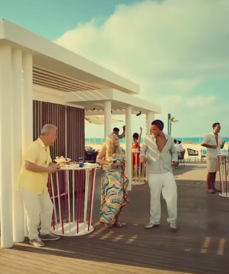 عمرو دياب يقدم إعلان بيبسي الجديد لصيف 2025 رفقة نجله عبد الله