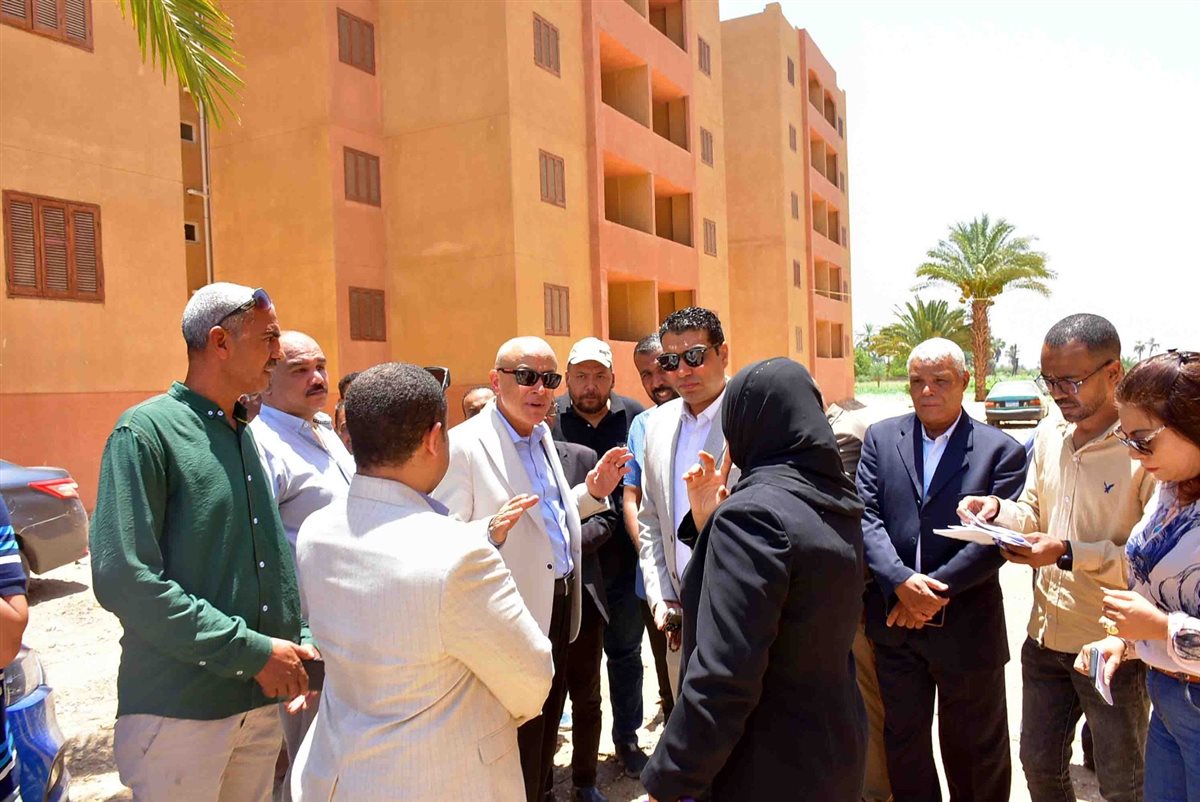 محافظ الأقصر يتفقد عمارات اسكان الزينية