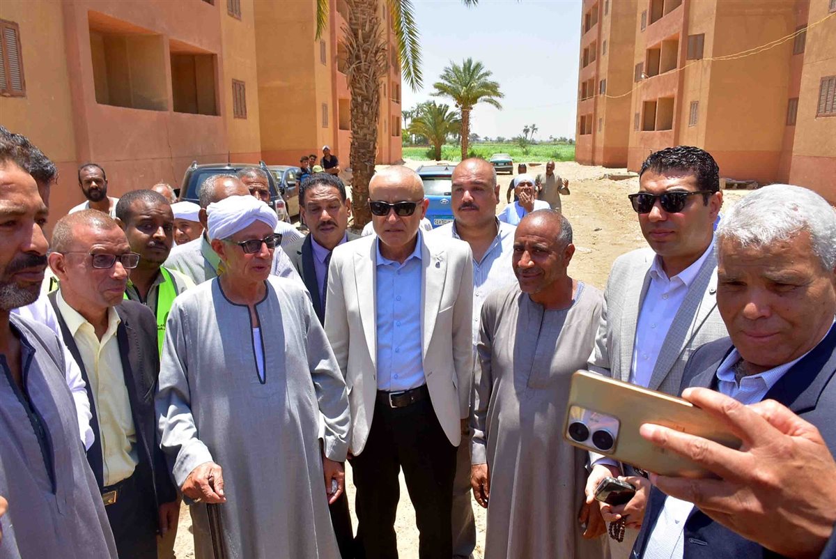 محافظ الأقصر يتفقد عمارات اسكان الزينية