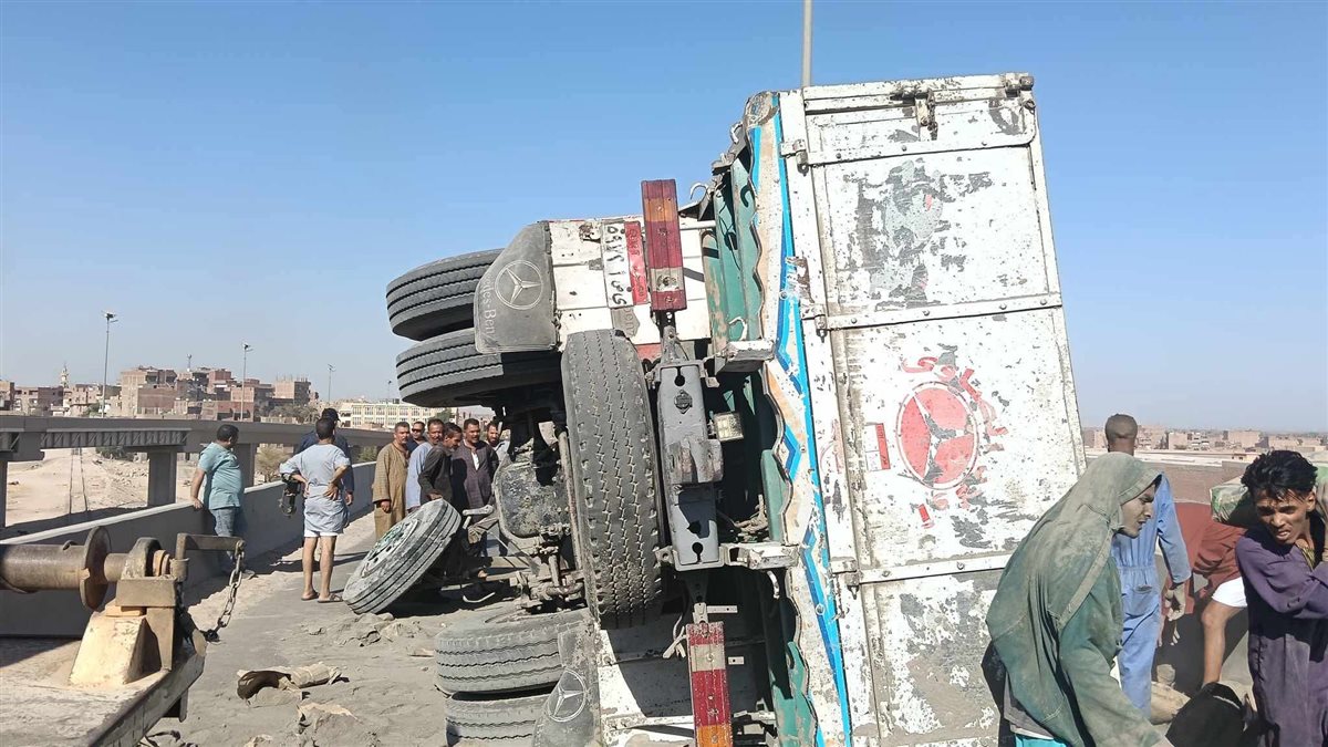 انقلاب سيارة نقل محملة بالأسمنت