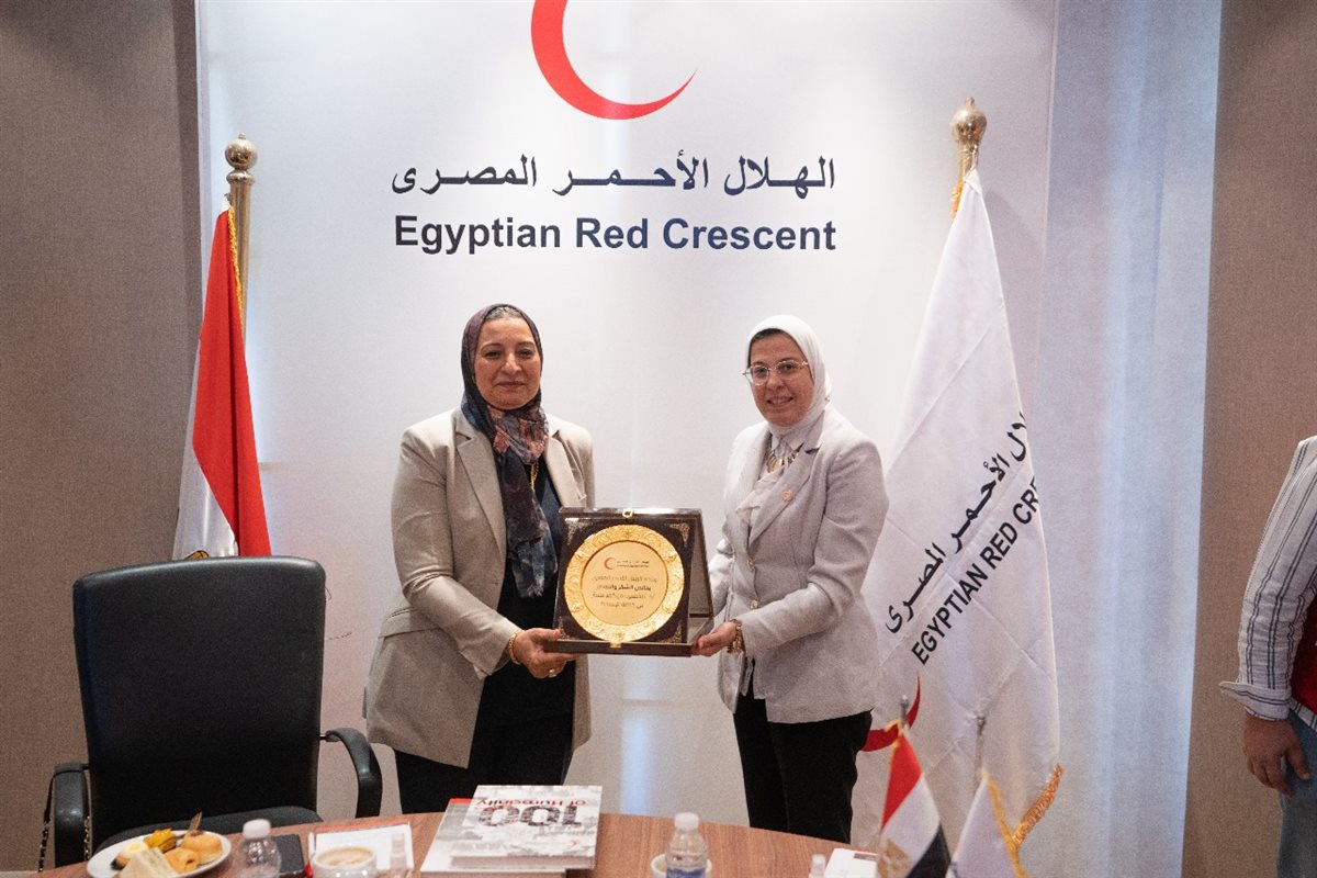 الهلال الأحمر يستقبل وفد جامعة عين شمس لتعزيز آليات التعاون بين الجانبين | صور