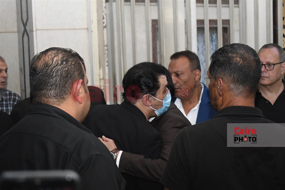 بكاء وتأثر حلمي عبد الباقي أثناء تقيبل صورة المطرب الشعبي محمد عواد في العزاء