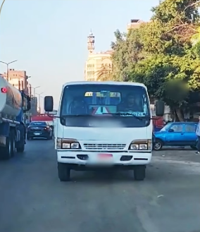 ضبط سائق سيارة نصف نقل لسيره عكس