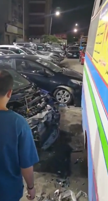 تحطم معرض سيارات