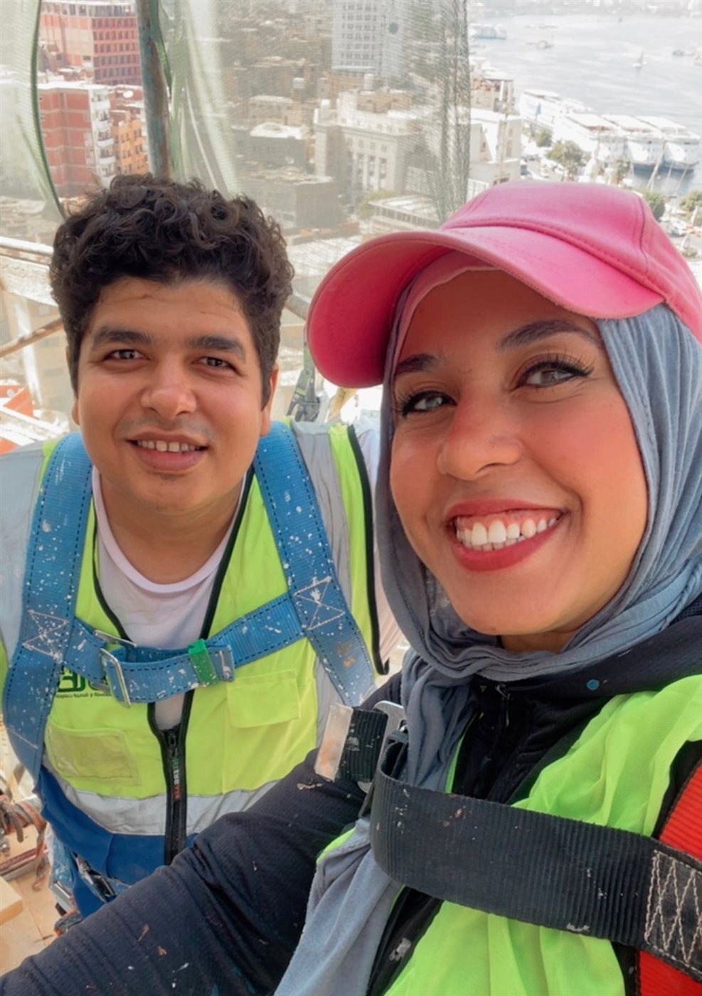 علي عبد الفتاح ومها جميل.. ثنائي جداريات الشارع يبدع في تزيين وجه أسوان