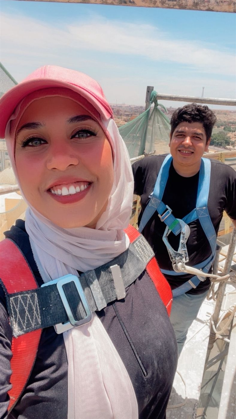 علي عبد الفتاح ومها جميل.. ثنائي جداريات الشارع يبدع في تزيين وجه أسوان