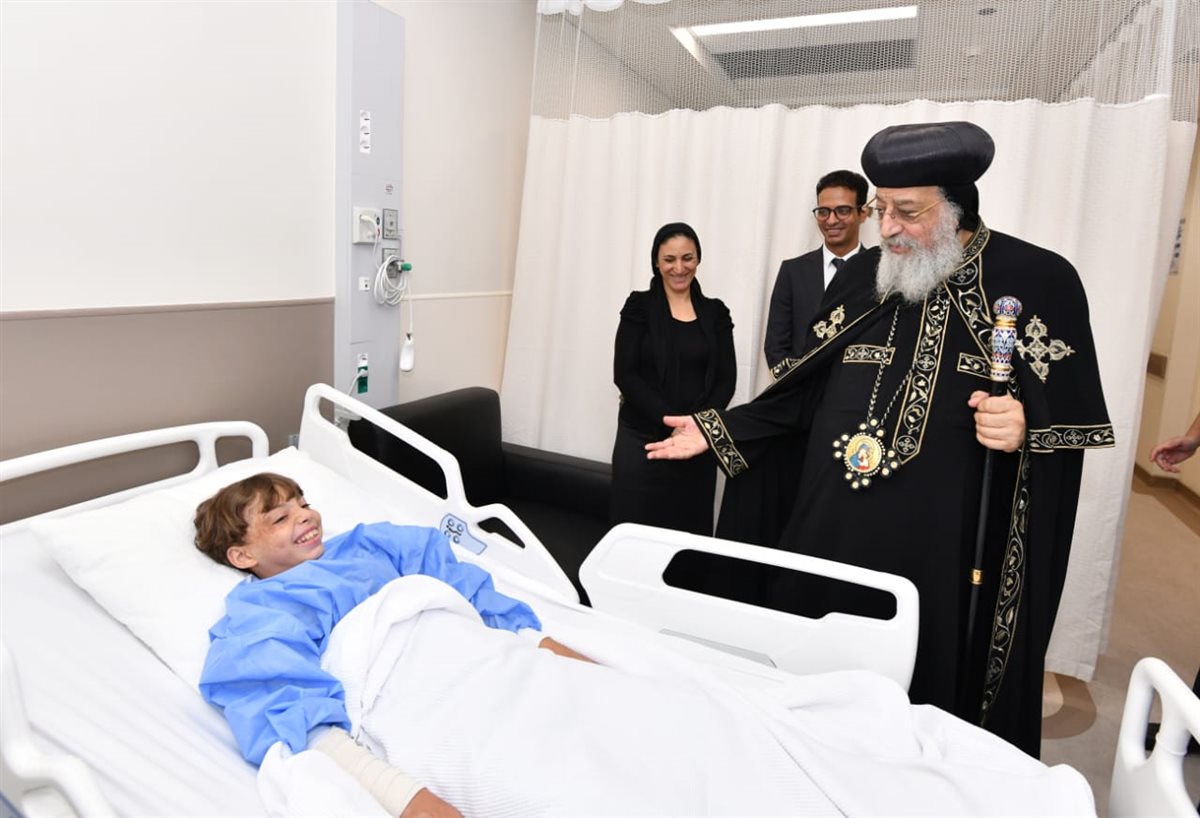 البابا  تواضروس الثاني يزور مستشفى أهل مصر لعلاج الحروق