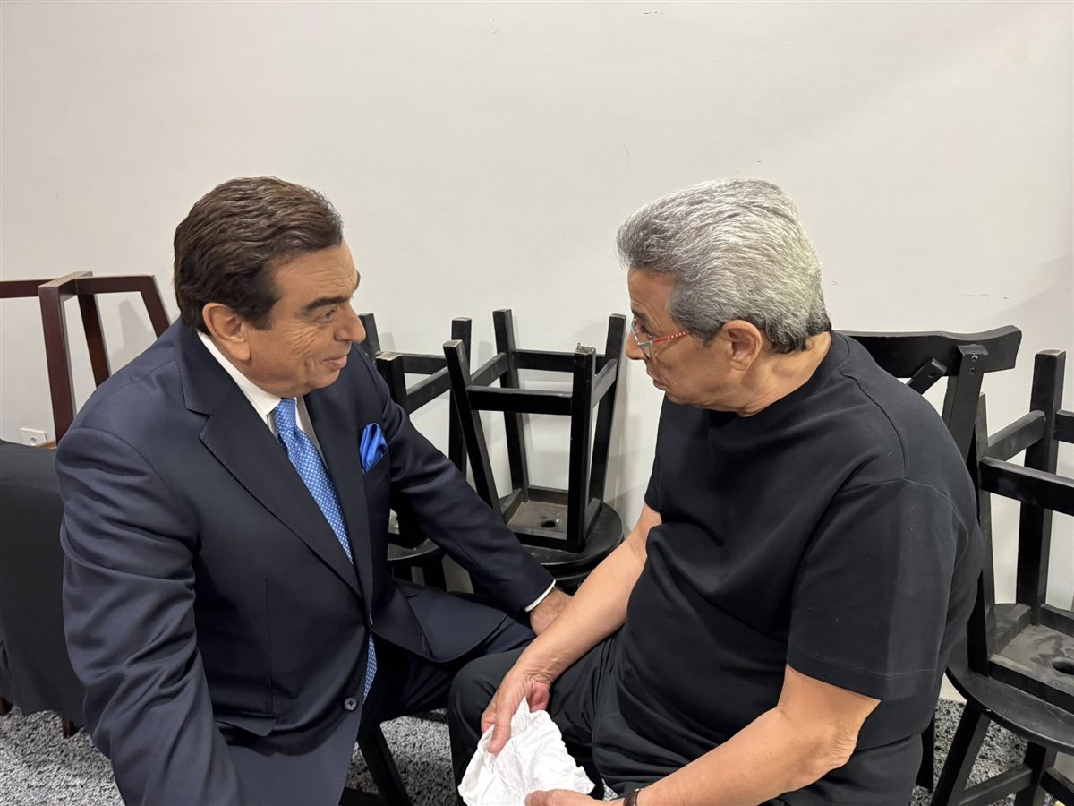 لقطات عفوية تجمع محمود سعد والحجار وجورج قرداحي في الكواليس