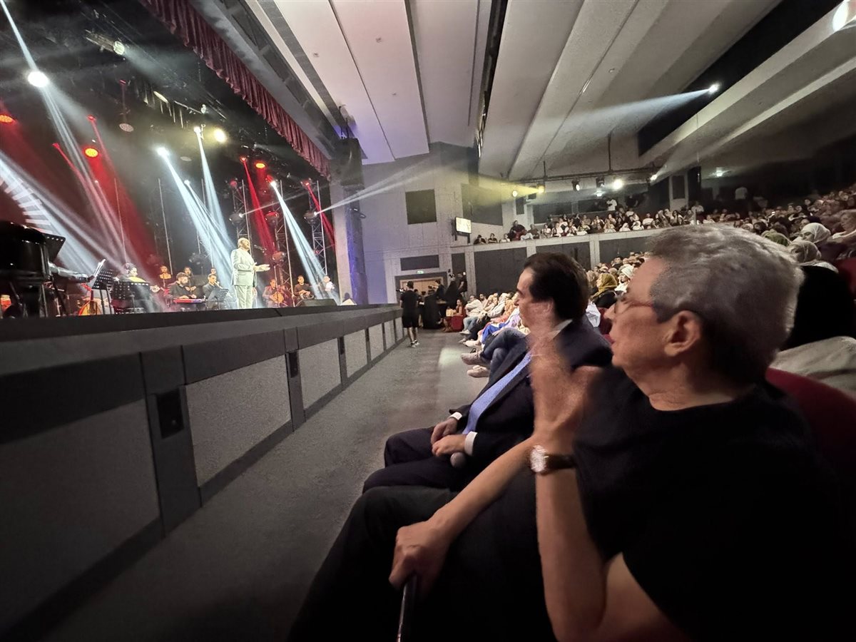 لقطات عفوية تجمع محمود سعد والحجار وجورج قرداحي في الكواليس