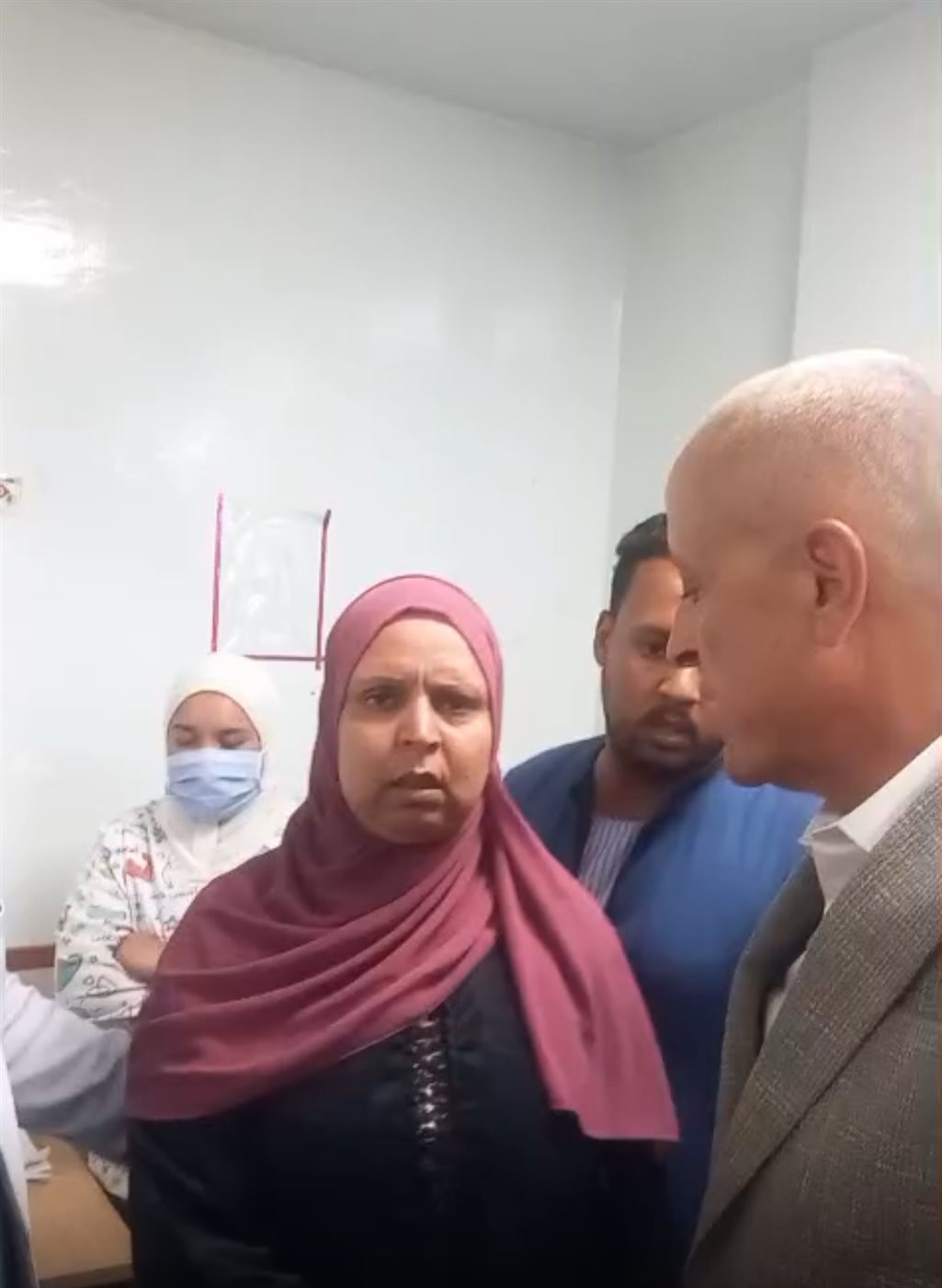 محافظ الأقصر يزور العامل المصاب بالمستشفى