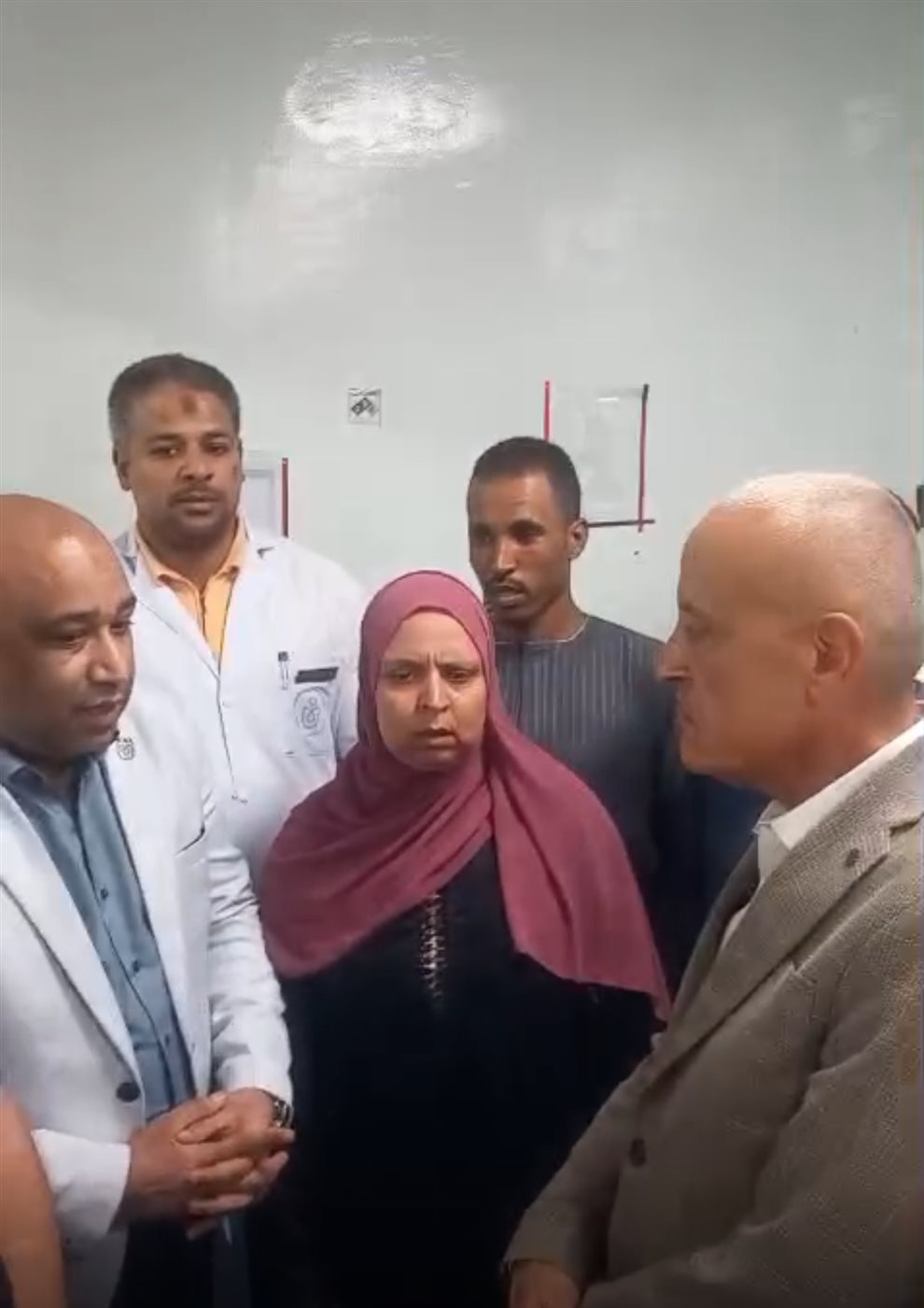 محافظ الأقصر يزور العامل المصاب بالمستشفى