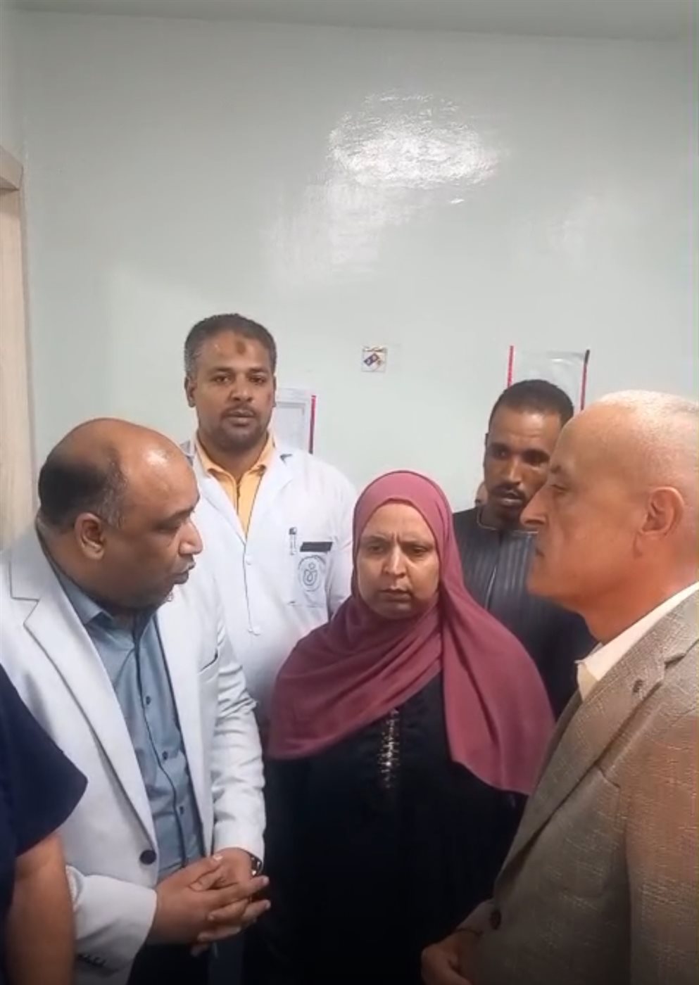 محافظ الأقصر يزور العامل المصاب بالمستشفى