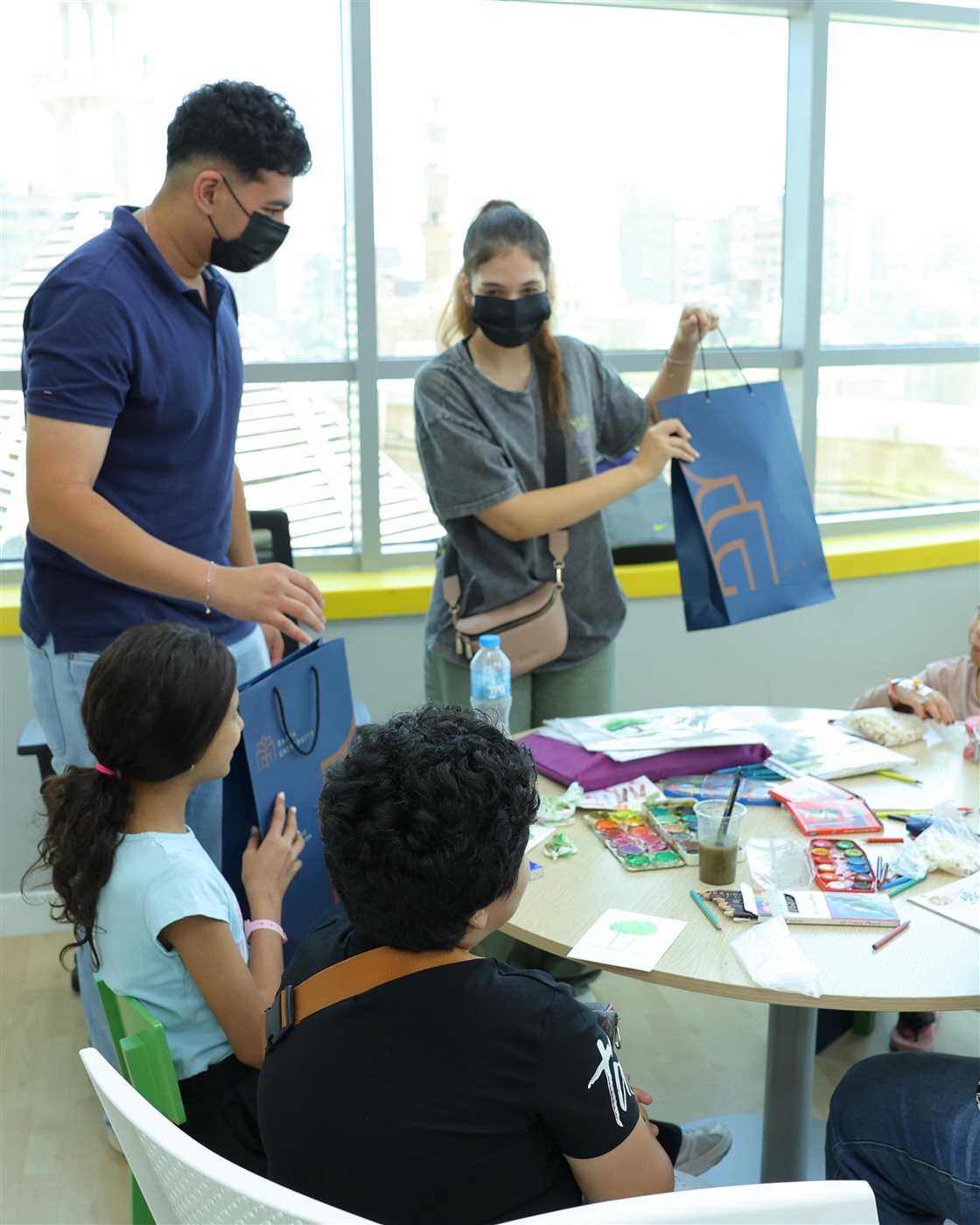 وفد من طلاب جامعة باديا يزور مستشفى 57357 لدعم الأطفال