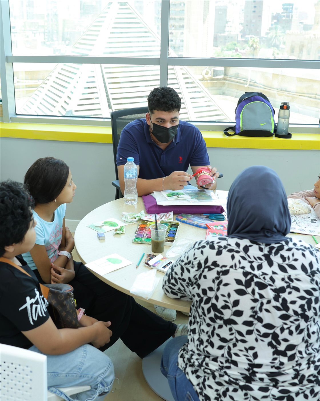 وفد من طلاب جامعة باديا يزور مستشفى 57357 لدعم الأطفال