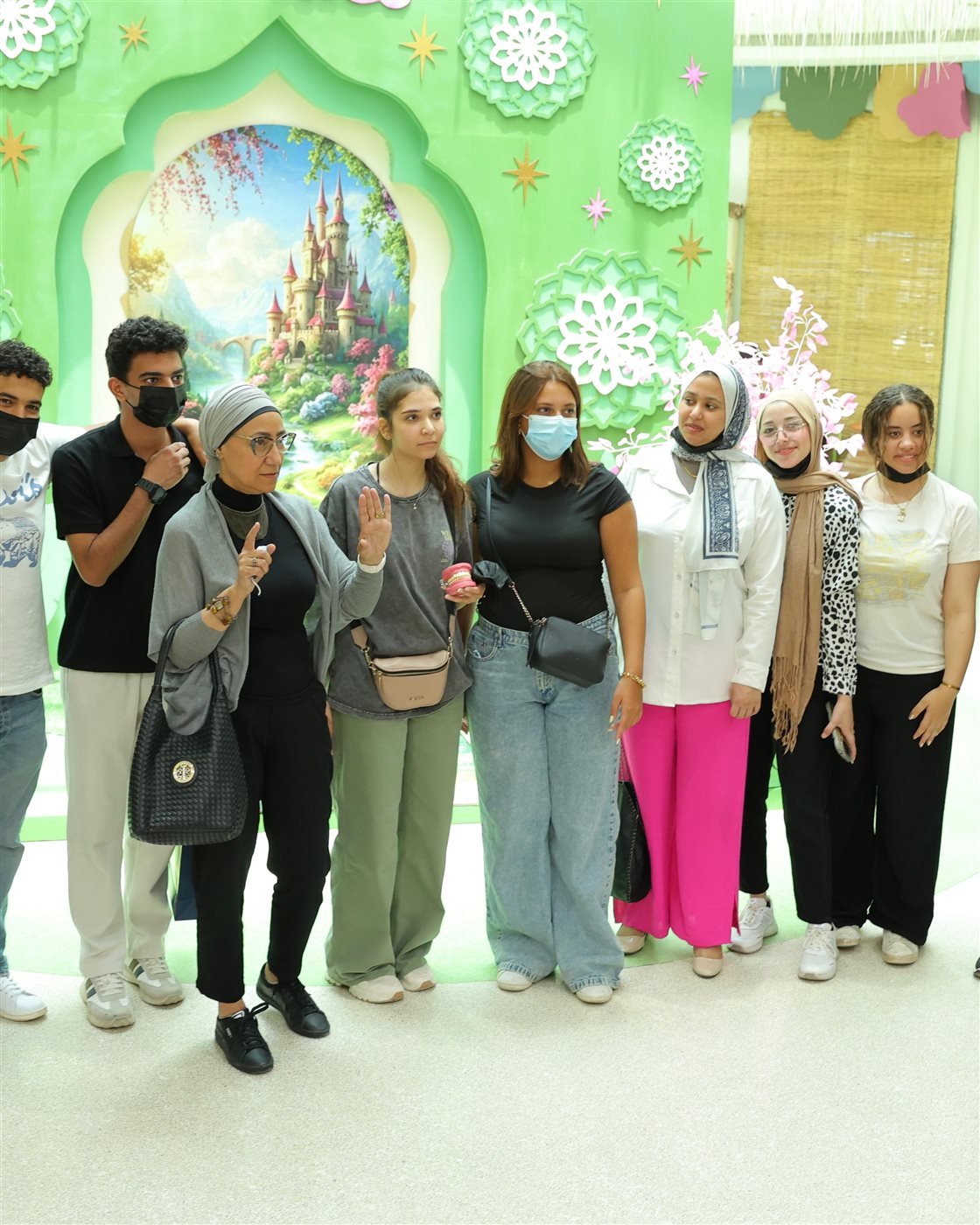 وفد من طلاب جامعة باديا يزور مستشفى 57357 لدعم الأطفال