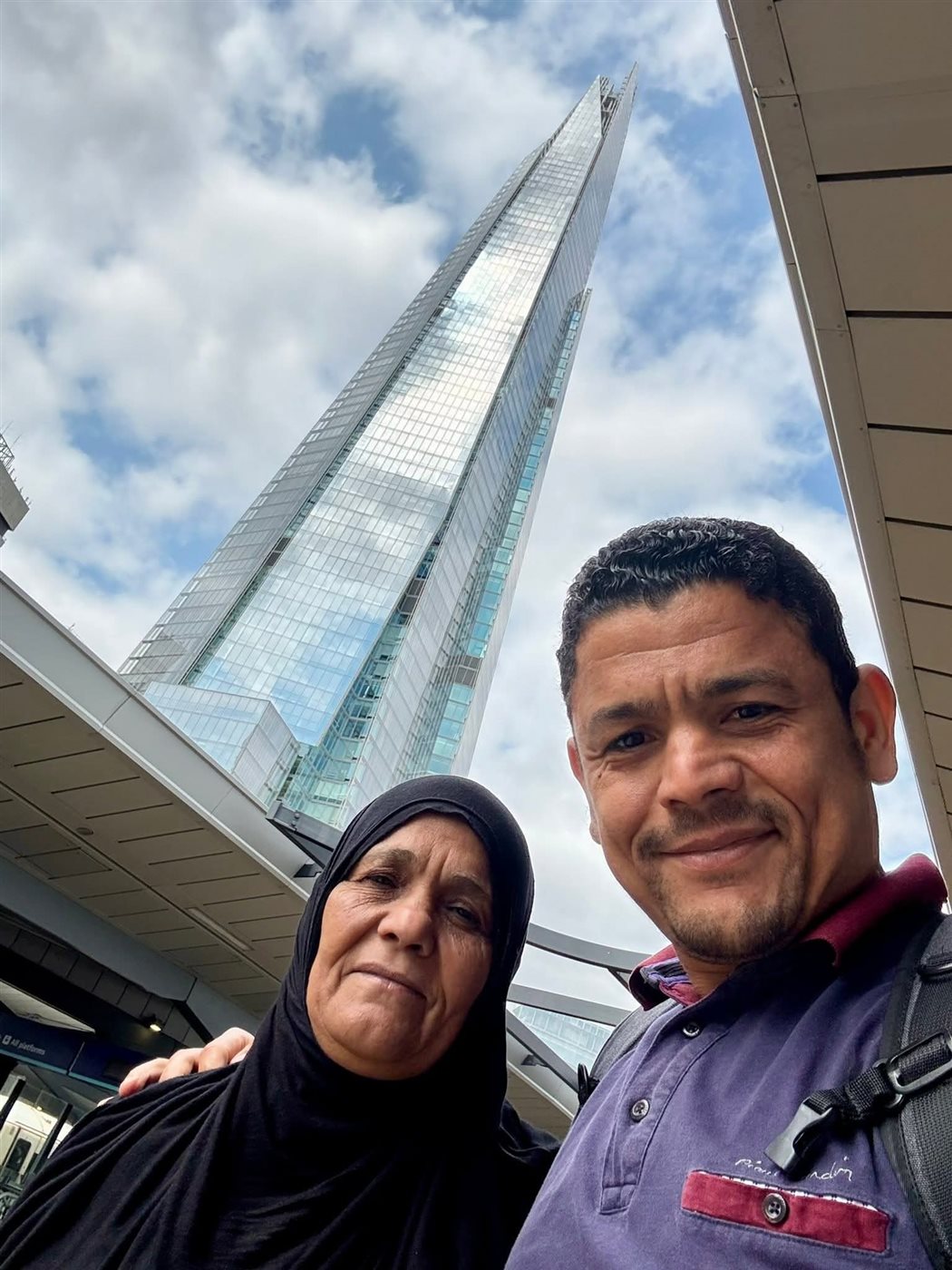 الدكتور أحمد إبراهيم رفقة والدته