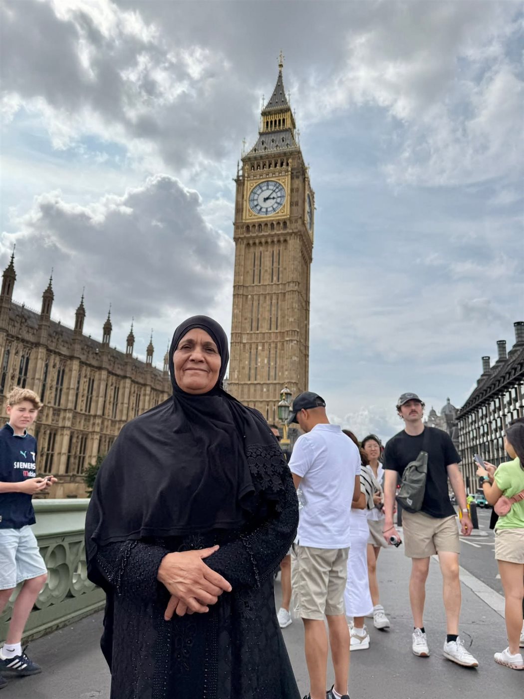 الدكتور أحمد إبراهيم رفقة والدته