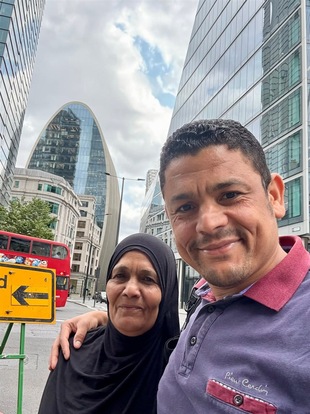 الدكتور أحمد إبراهيم رفقة والدته