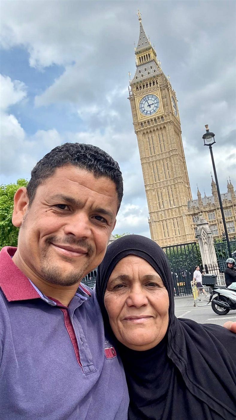 الدكتور أحمد إبراهيم رفقة والدته