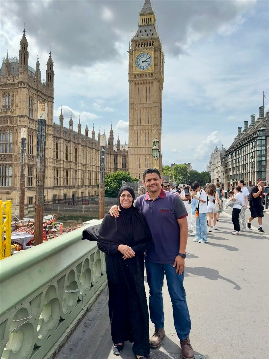 الدكتور أحمد إبراهيم رفقة والدته