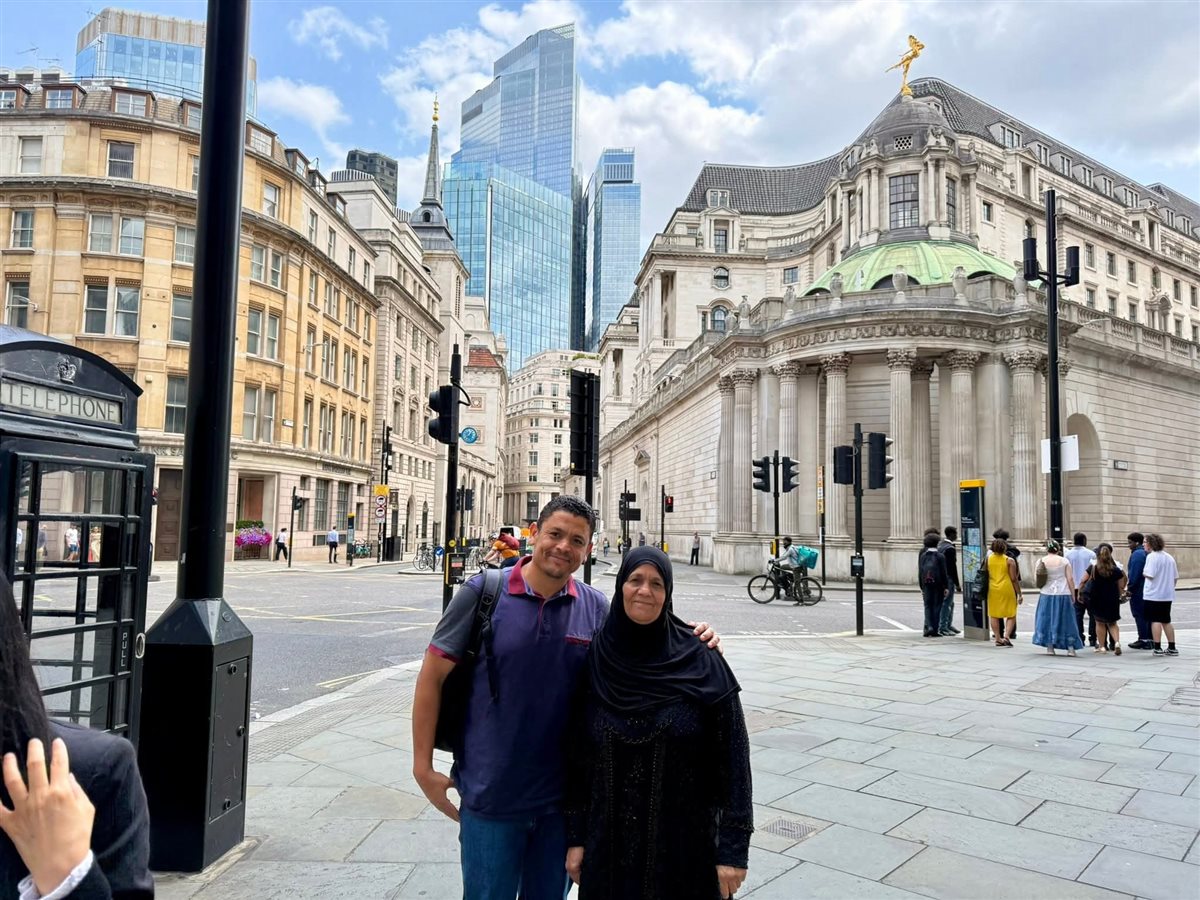 الدكتور أحمد إبراهيم رفقة والدته