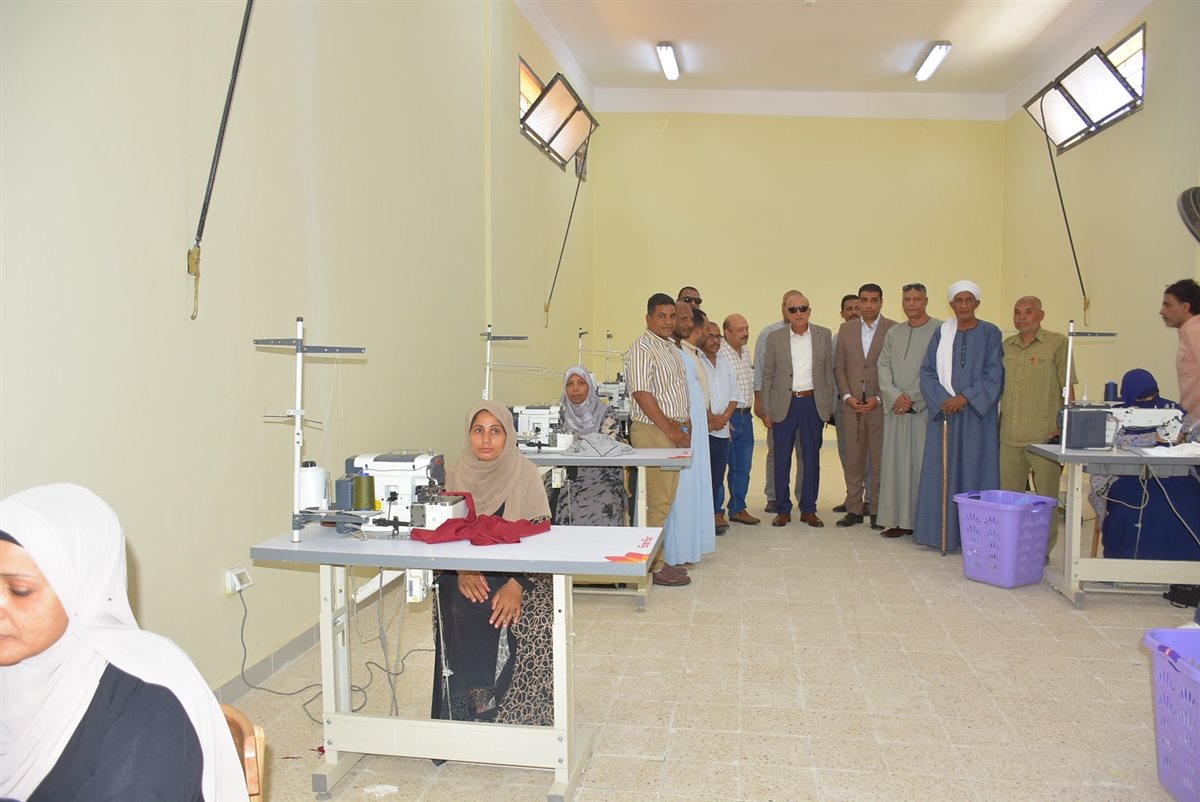 محافظ الأقصر يتفقد مجمع الصناعات الحرفية بقرية الدير
