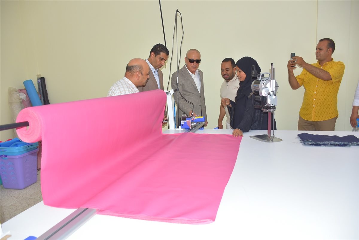 محافظ الأقصر يتفقد مجمع الصناعات الحرفية بقرية الدير