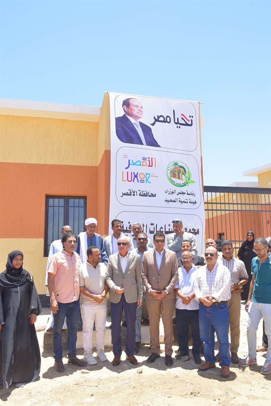 محافظ الأقصر يتفقد مجمع الصناعات الحرفية بقرية الدير