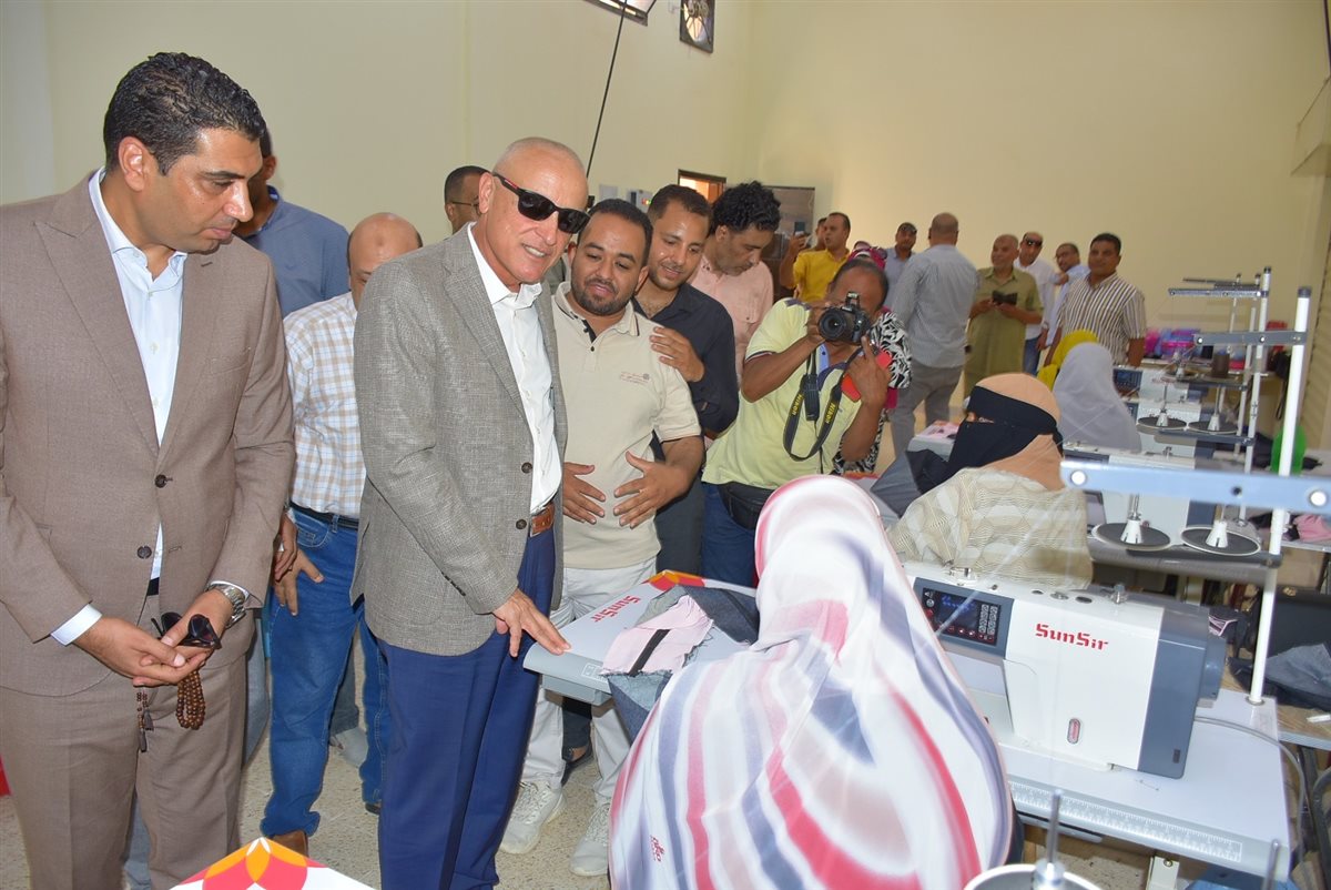 محافظ الأقصر يتفقد مجمع الصناعات الحرفية بقرية الدير
