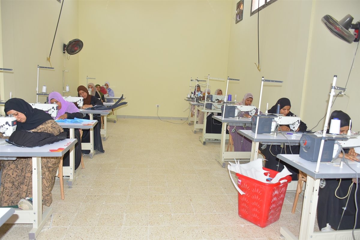 محافظ الأقصر يتفقد مجمع الصناعات الحرفية بقرية الدير