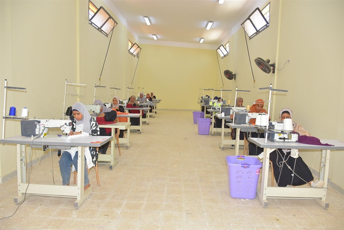 محافظ الأقصر يتفقد مجمع الصناعات الحرفية بقرية الدير