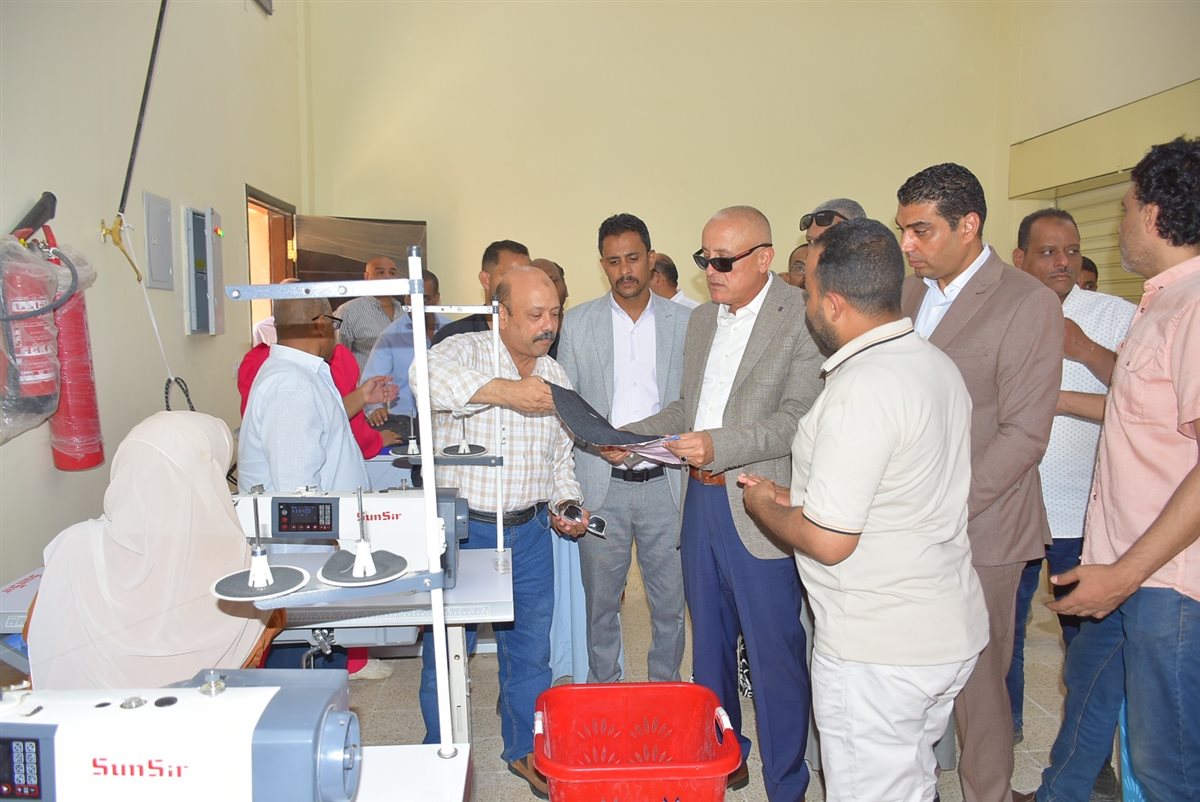 محافظ الأقصر يتفقد مجمع الصناعات الحرفية بقرية الدير