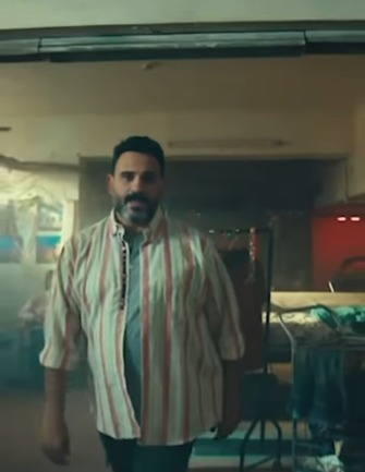 بعد الجدل الأخير.. أكرم حسني ينشر فيديو الأزمة ويعلن عن عمل فني جديد بعنوان قررنا نحن الآتي