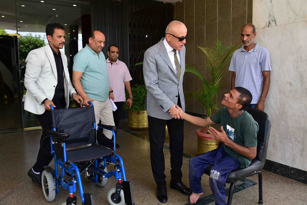 محافظ الأقصر يسلم مواطن كرسي متحرك بناء على طلبة