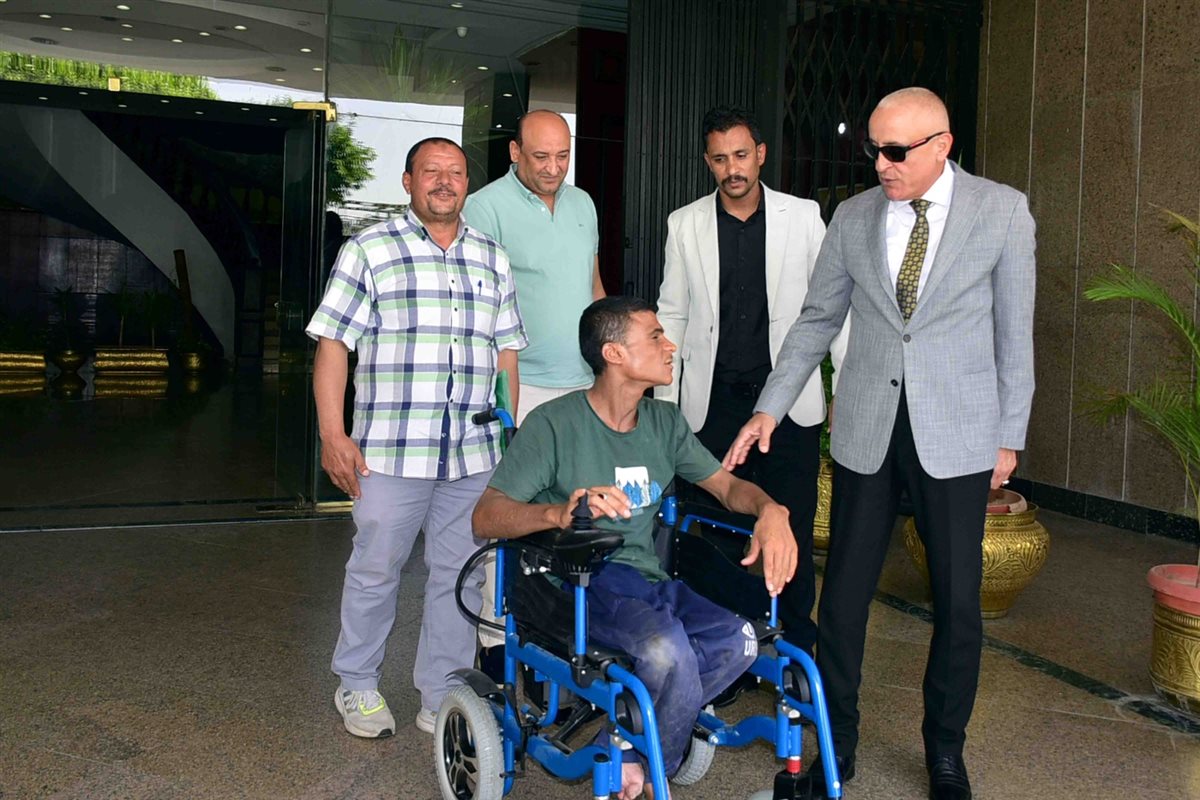 محافظ الأقصر يسلم مواطن كرسي متحرك بناء على طلبة