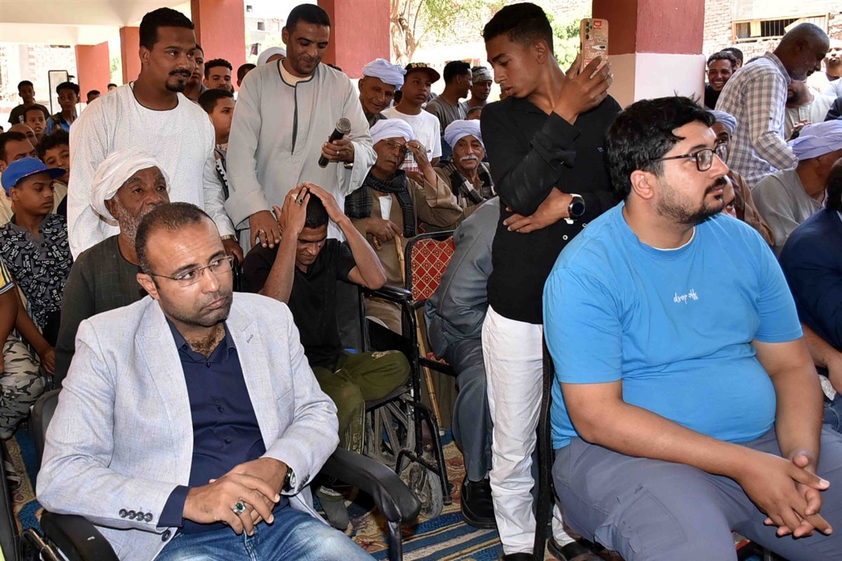 محافظ الأقصر يسلم مواطن كرسي متحرك بناء على طلبة