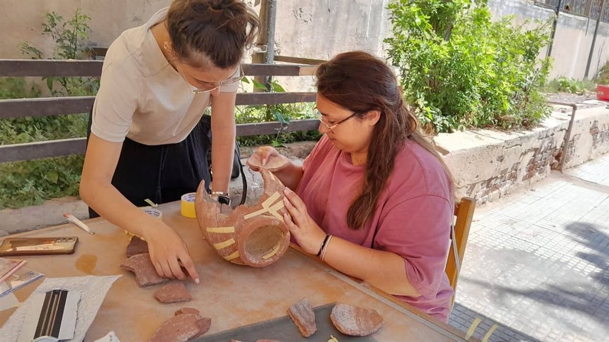 دراسة اللقى الأثرية المكتشفة بجزيرة في الإسكندرية خلال موسم ربيع 2025