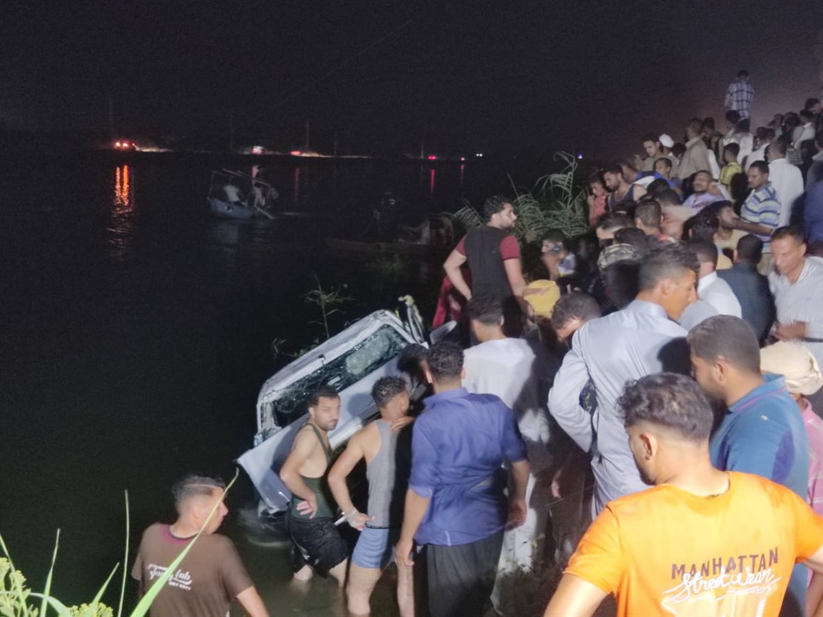 انقلاب سيارة نصف نقل بمياه مشروع عبد القادر بالبحيرة