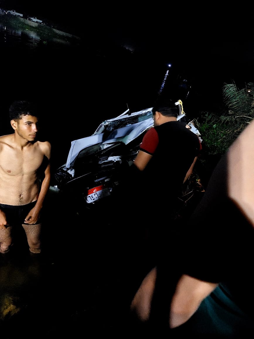 انقلاب سيارة نصف نقل بمياه مشروع عبد القادر بالبحيرة