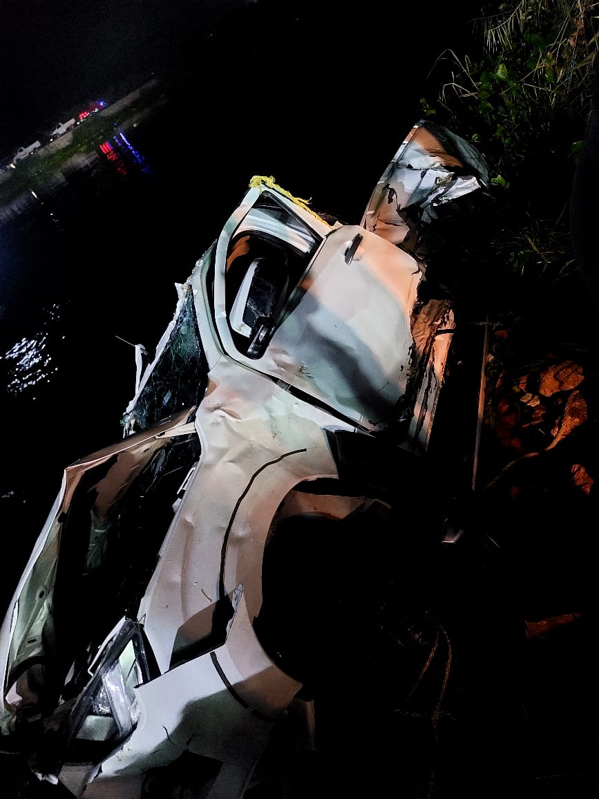 انقلاب سيارة نصف نقل بمياه مشروع عبد القادر بالبحيرة