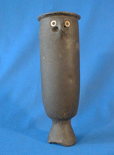 إناء نادر بوجه بشري من البازلت