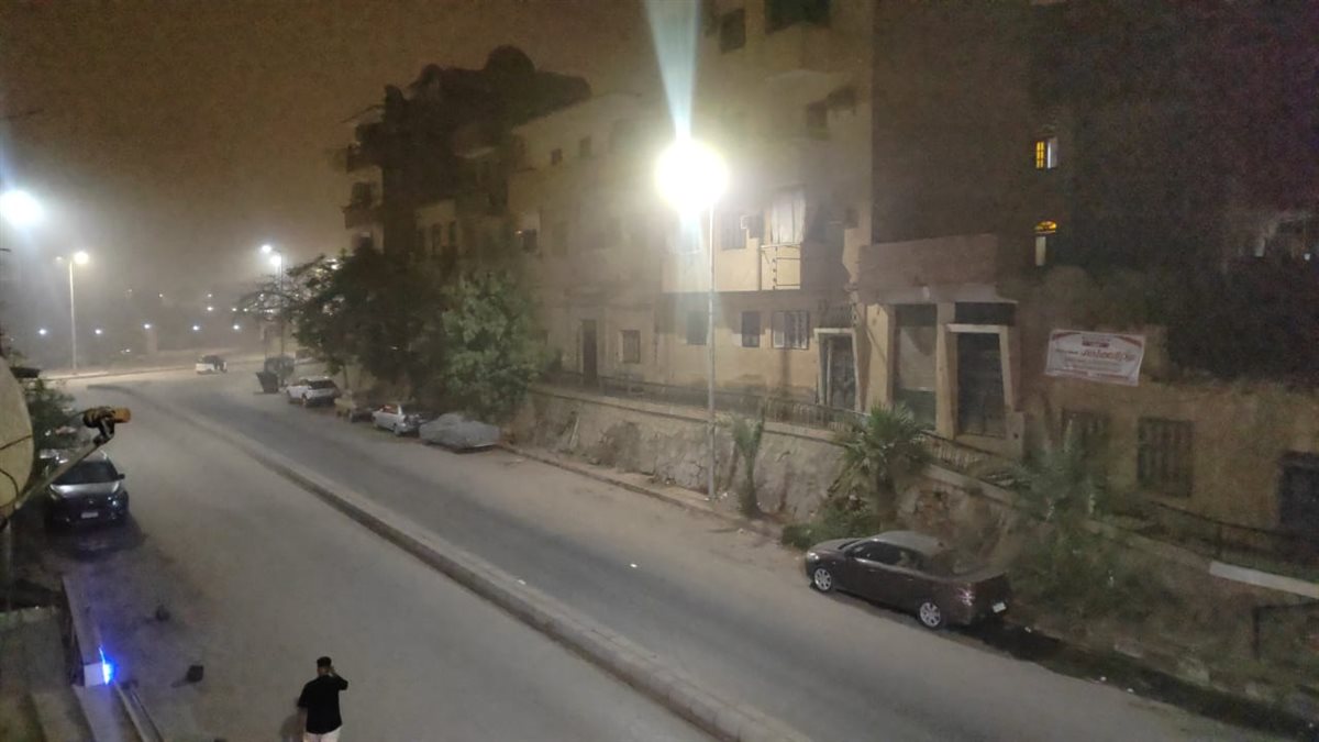 عاصفة ترابية تضرب مدينة أسوان فجرًا