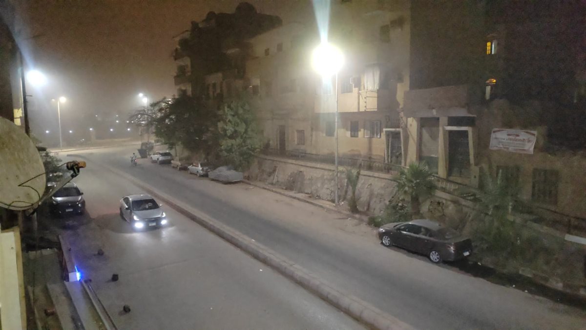 عاصفة ترابية تضرب مدينة أسوان فجرًا